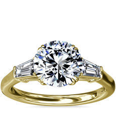 Anillo de compromiso de tres diamantes cónicos de talla baguette en oro amarillo de 18 k (1/2 qt. total)